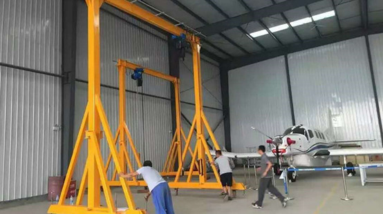 豪鋼起重機為私人飛行俱樂部制造的小飛機維修用起重機