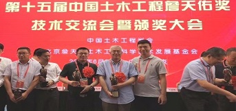 中建二局聯(lián)合豪鋼起重機(jī)對(duì)上海迪士尼海盜船進(jìn)行檢修